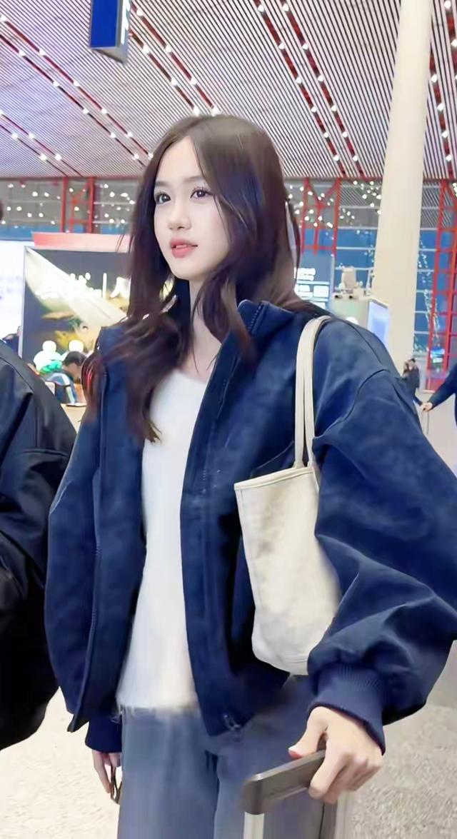 钟丽缇女儿才15岁就美成这样，本人比网上还好看，脸超级小又精致