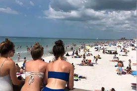 美国俩娃在沙滩上愉快挖坑，没想到沙崩，娃被活埋，人没了图片