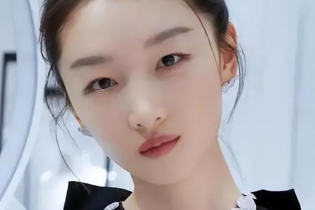 表面是清纯小白花，背地里“风流成性”，这几位谁最让你意想不到