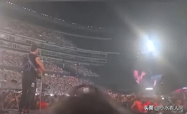 演唱会出轨后续：女生首次回应，承认喜欢已婚男上司，只吻过一次