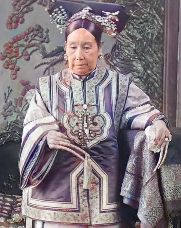 53岁慈禧爱上20岁侍卫，当晚就临幸他，哪承想，害苦了他