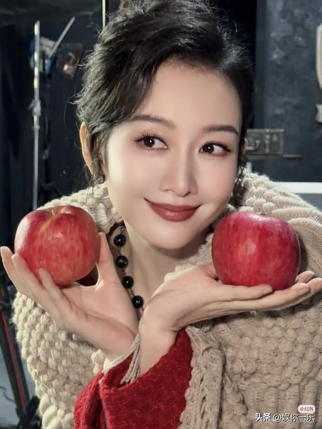 王鸥晒美照，坐实已嫁何九华！两手托着苹果，婚戒戴在中指超晃眼