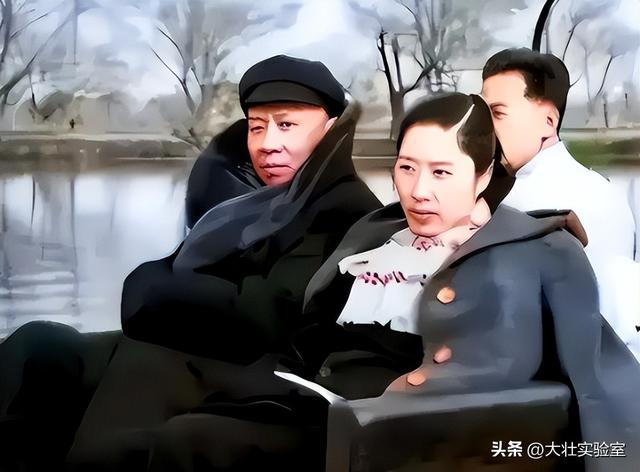 王光美有多美？1940年王光美在大学留影	，19岁气质出众