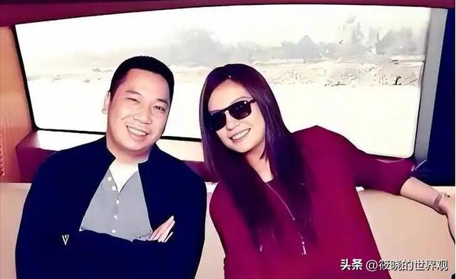 婚姻事业全“泡汤”，沉寂4年后，赵薇罕见露面吃席，面相全变了