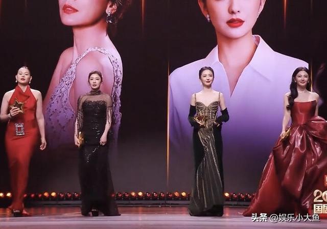 张雨绮亮相国剧盛典红毯，一袭华丽的层叠抹胸裙摆，身材火辣完美