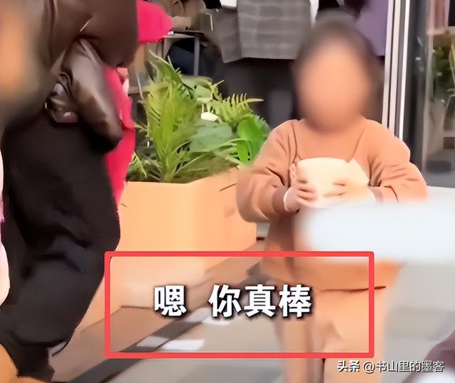 女孩打翻水杯后续：母女道歉，正脸被扒已社死	，女孩状态让人担忧