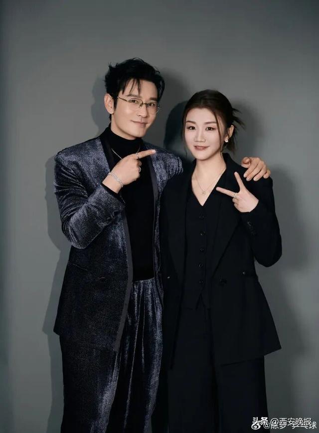 陈梦晒和表哥黄晓明合照	，黄晓明回应：有这么又酷又棒又美又飒的妹妹；曾发100个红包庆祝陈梦夺冠