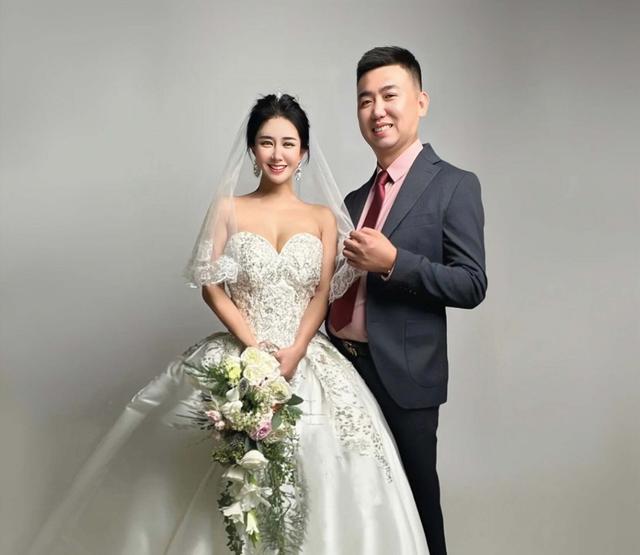 恭喜！43岁香港过气艳星宣布怀孕，再婚嫁山东农村小伙火速造人