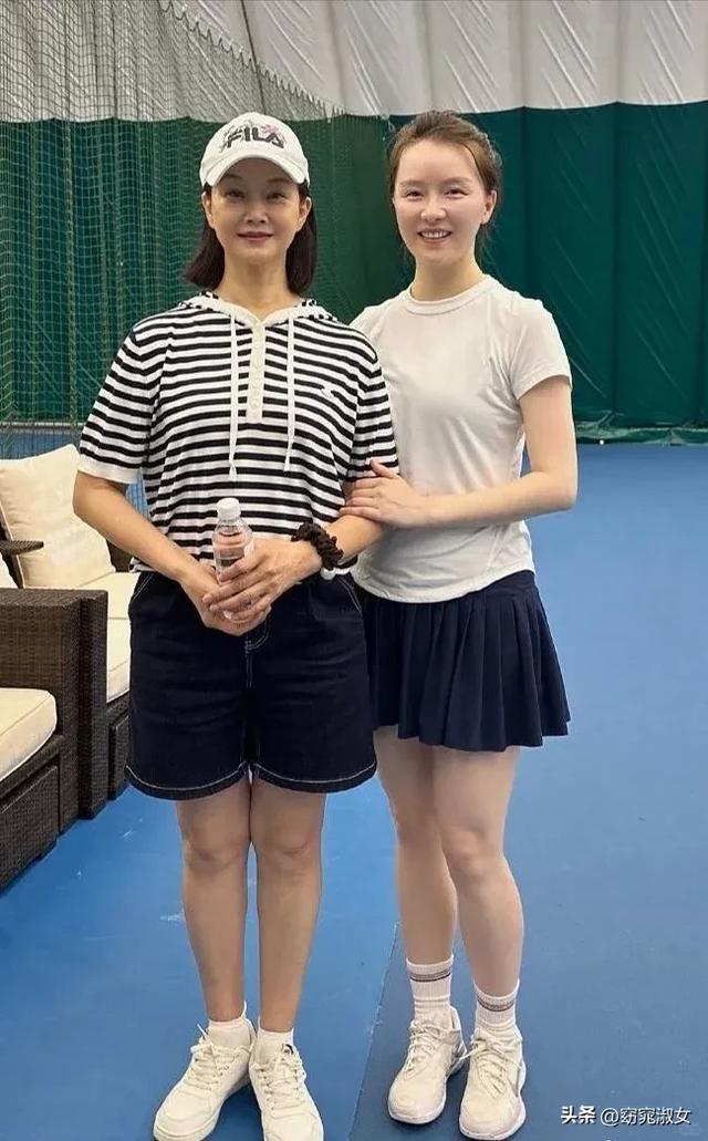 59岁宋祖英私下聚会照流出，穿棉麻衣留短发，印象被完全颠覆了！