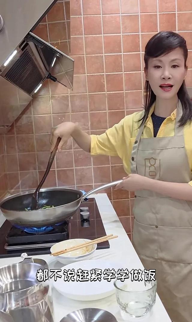 于文华低调生活：住北京郊区别墅，赶集买菜，回应大衣哥引人深思