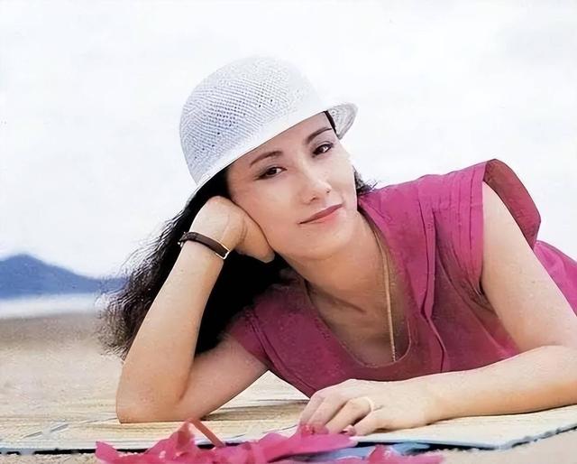 78岁连路都走不稳还开演唱会	，全网骂声一片，她却扬言回馈粉丝