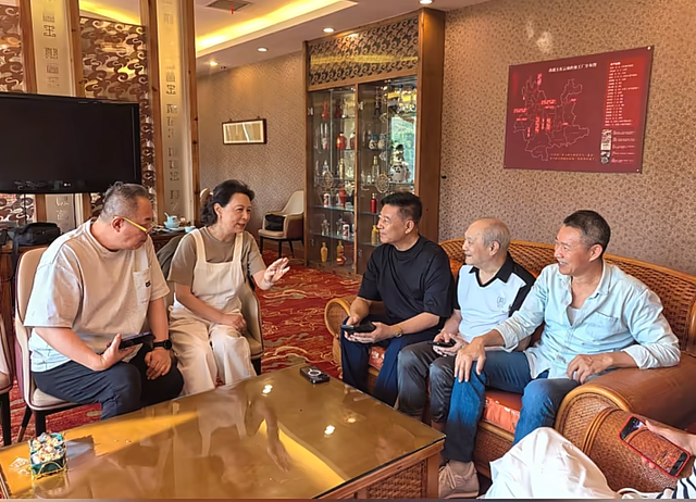 时隔47年，张丰毅和张铁林再次同框，一个帅成小伙，一个大腹便便