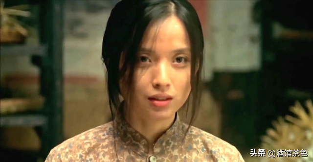 她26岁成双料影后，二婚嫁靳东高龄生下两子，今48岁美得自信从容