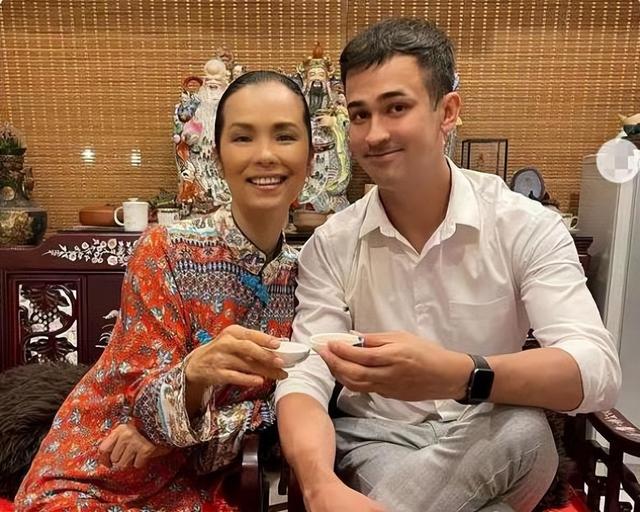 62岁韦唯现状：脊柱断裂已恢复，前夫已死，3个混血儿子回国相伴