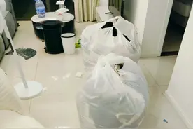 广州一女租客拖欠8天房租，13600元押金被扣，行李被房东打包扔门口 律师：擅自打包私人物品或触犯法律法规！图片