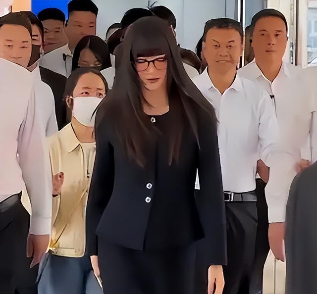 比整容还离谱！39岁江疏影现身活动，脸僵似硅胶，造型丑到认不出