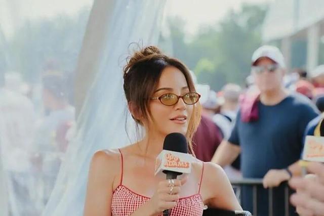 脱单吧阿杜! 杜兰特直播邀约女记者, 审美依旧，这次别说喝洗澡水了