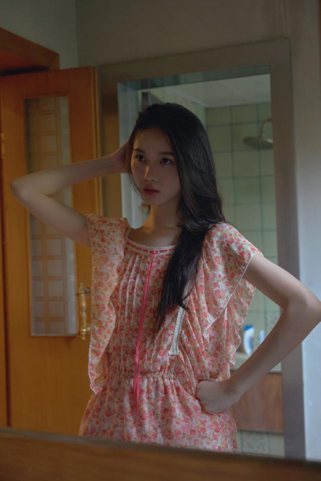 主持人李瑜居家私房写真，纯欲迷人