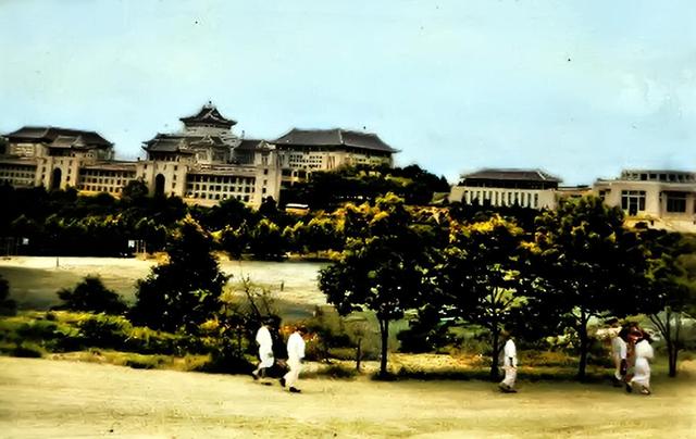 1939年的武汉大学：行政楼前站着日本护士，操场上游荡着鬼子伤兵