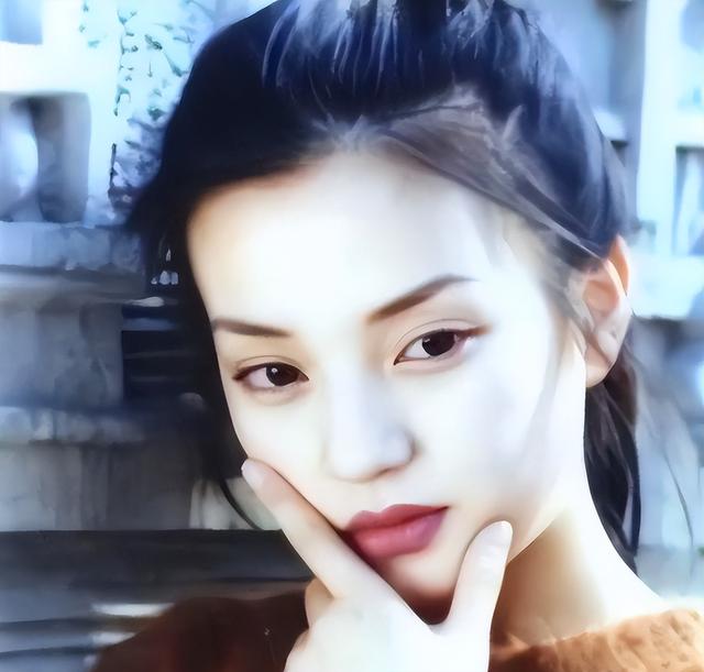 49岁赵薇近照曝光，事业婚姻全失败，15岁的女儿和她长得不一样