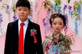 夫妻同为袖珍人，谁料丈夫竟意外长高，转身将1.3米妻子狠心抛弃图片