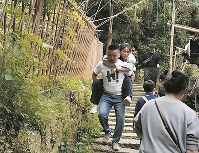 广东女子登山脚崴，被陌生小伙背40分钟下山，恶心的一幕出现了