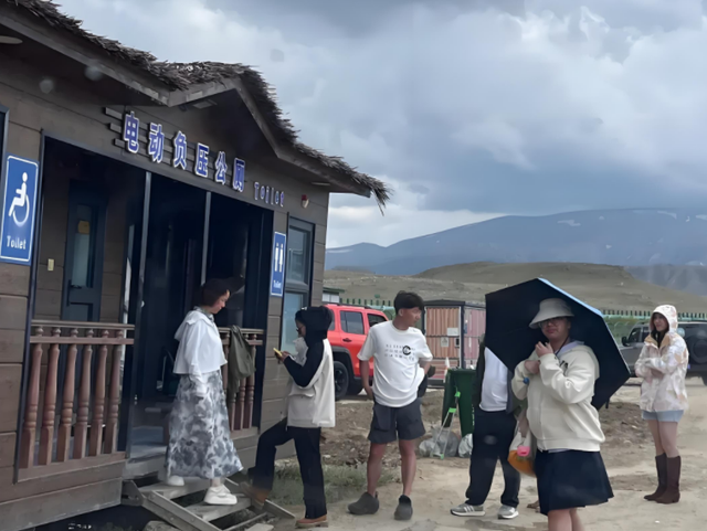 赛里木湖景区“屎满为患”，游客们都就地解决，网友：都怪撒贝宁