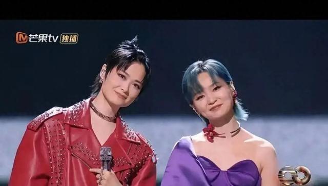 39岁何洁不忍直视，腋下勒出副乳肚子三层肉，要养4个娃操劳疲惫