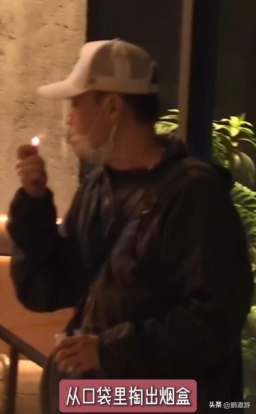 辛柏青消失五个月现身一个举动败坏好感，身边长发美女引人热议