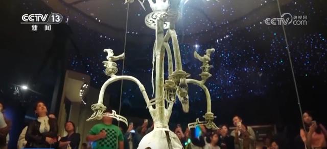 全国飘红！哈尔滨挂万面国旗，三星堆门票秒空，国庆氛围咋这么燃？