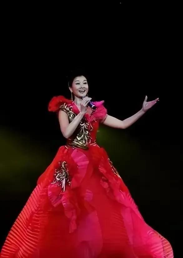 58岁宋祖英罕见露面，短发造型惊艳皮肤好，与院士同框显超然气质