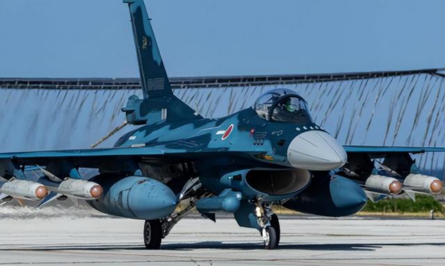 日本是要有新动作？12架战斗机直指辽宁舰，场面唬人实则难堪大用