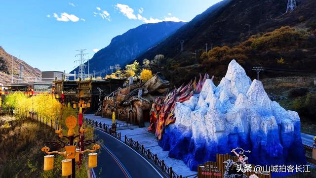 四川偏远的“一线”小城，房子挂在悬崖边，看着就令人心生畏惧！