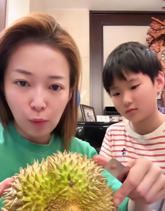她曾是上海台主持人，如今在仓库打包卖水果，单身带儿子独自生活