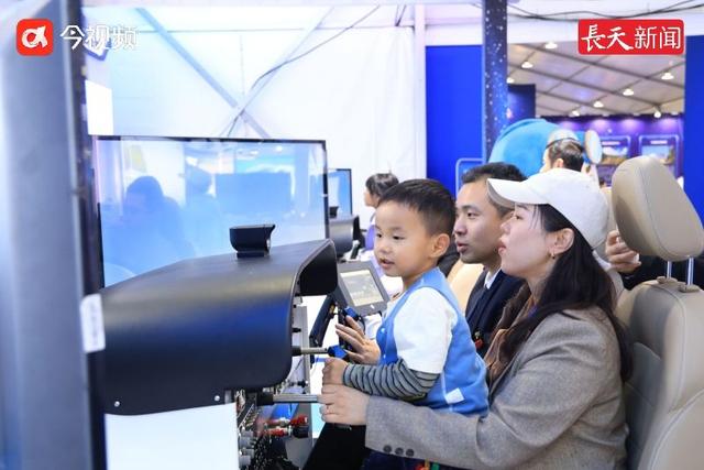 陈震、龙国英参加2025南昌飞行大会暨航空产业博览会开幕式