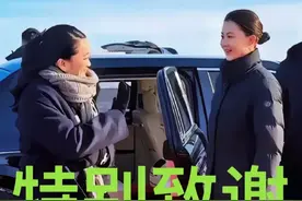 临行前，泰国总理特意与严月霞告别，女保镖露出难得一见的笑容图片