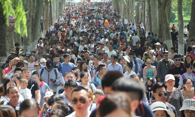 为何中国人在节假日都不愿意去旅游了，反而选择待在家中？