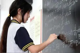 一位普通家庭的闪耀之星！姜萍父亲听众人夸赞女儿成绩大破记录！图片