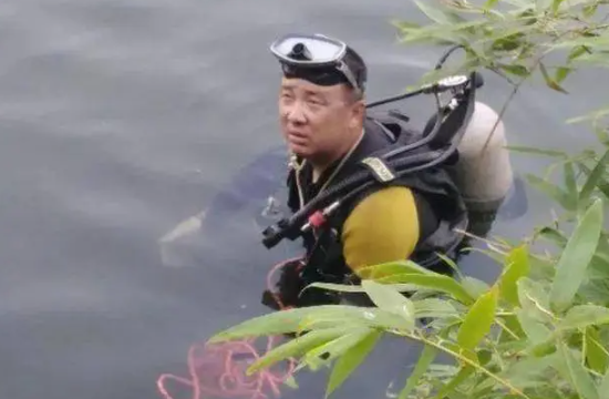 捞尸人为何会挟尸要价？扬言最怕打捞花季少女，事后用鸡血洗手！