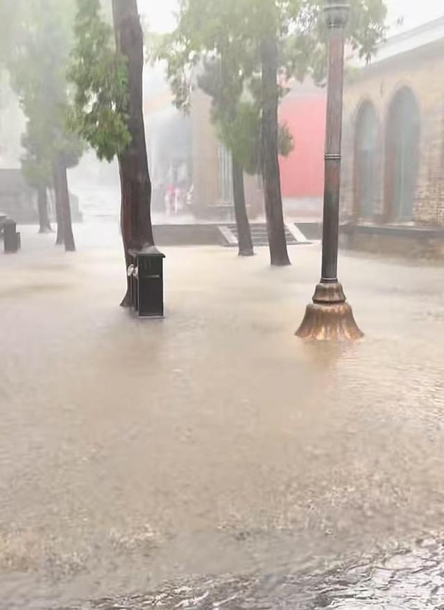 游客暴雨立屋檐，僧人拒绝进屋避雨，原因曝光后，网友力挺少林寺