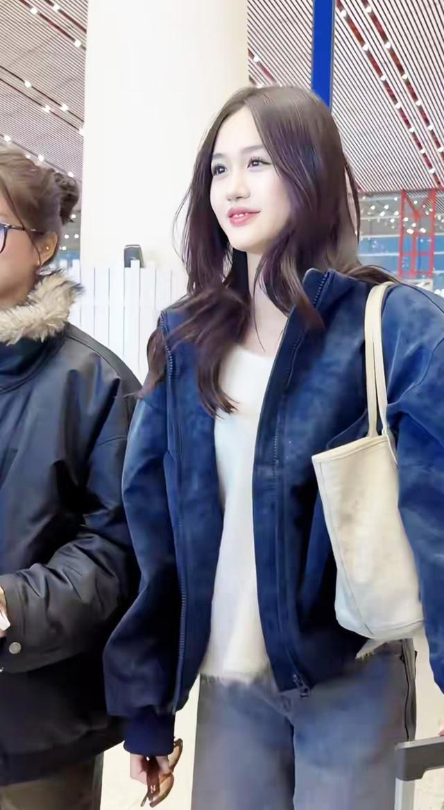 钟丽缇女儿才15岁就美成这样，本人比网上还好看，脸超级小又精致
