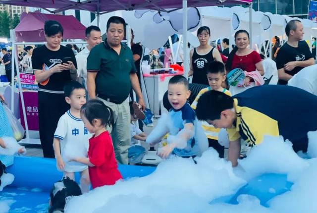 简阳音乐啤酒巡游季火热启幕 世运热浪点燃城市“夜活力”
