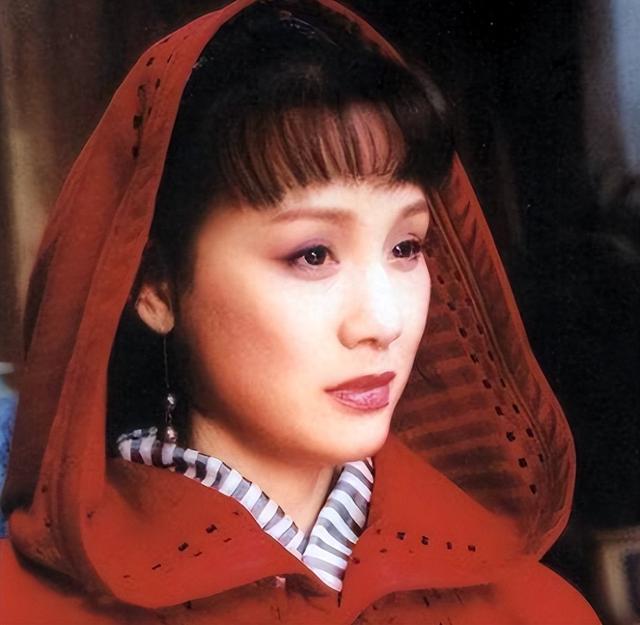 她长得太美被导演据为己有，同居27年无名无分，年仅63岁不治身亡