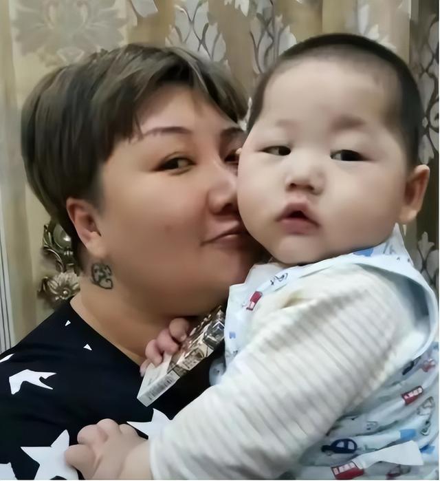 郭德纲一家现身上海，王惠穿绿裙胖到没脖子、10岁郭汾阳眼斜嘴歪