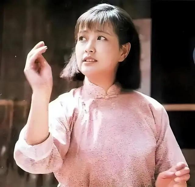 钱再多有什么用75岁刘晓庆摔断左臂,拒绝休养只因无儿无女