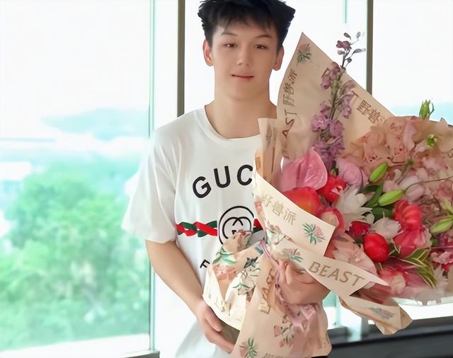 王艳晒19岁儿子近照，球球已经比妈妈高出半个头，长得像妈颜值高