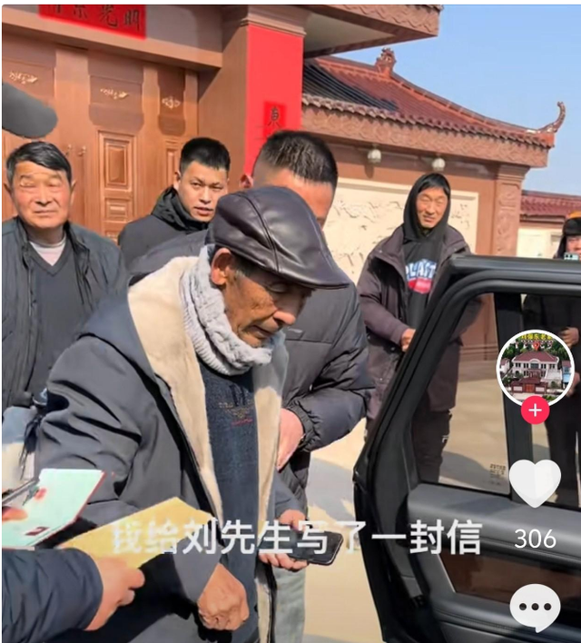 刘强东给老家送年货现场曝光	，令人恶心的一幕出现，当场被人制止