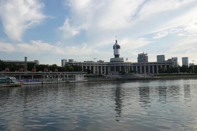 与众不同的天津，去津门故里泡相声茶馆，到狮子林桥看大爷跳水