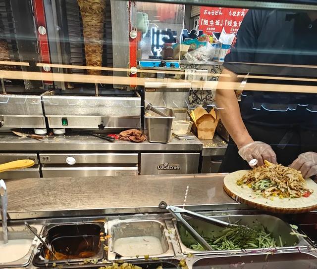 街边的卷饼摊,都因游戏改名叫“沙威玛传奇”了
