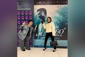 甄妮带36岁女儿返港看张学友演唱会！穿近万元洞洞鞋探街边烧鹅店图片